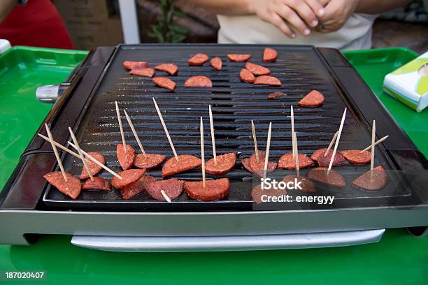 Photo libre de droit de Gens Savourant Des Saucisses banque d'images et plus d'images libres de droit de Viande - Viande, Cure-dent, Goûter