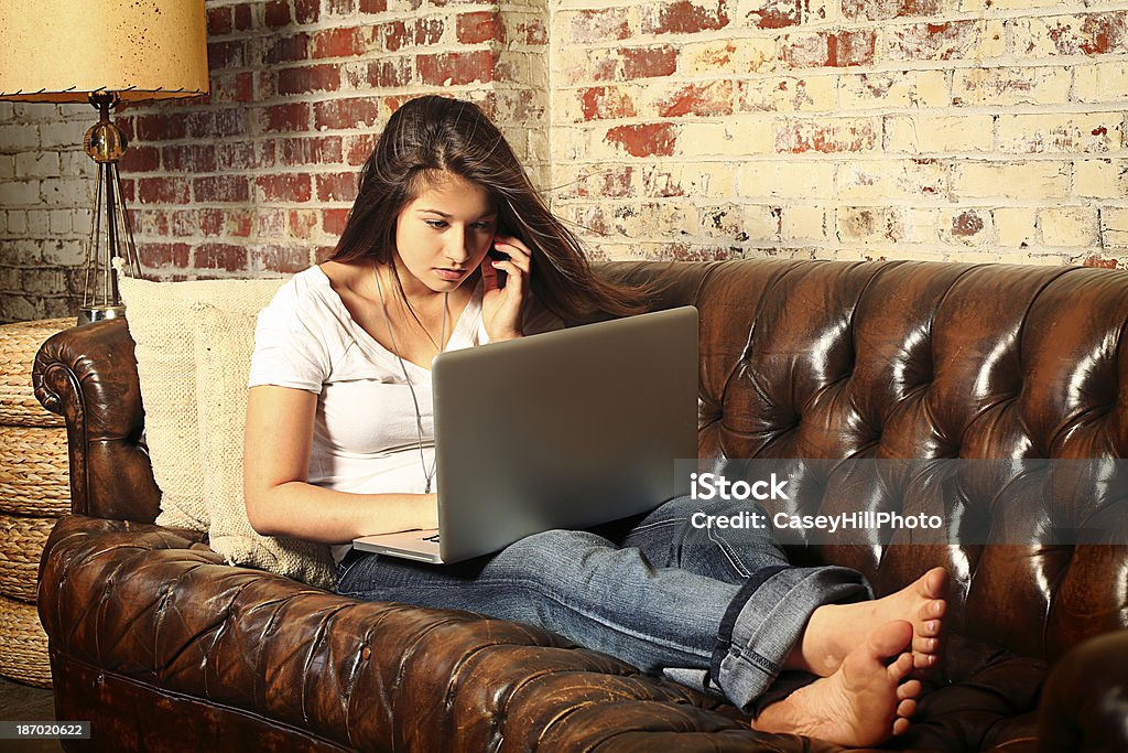 Adolescente estudiando en SOFÁ - Foto de stock de 18-19 años libre de derechos