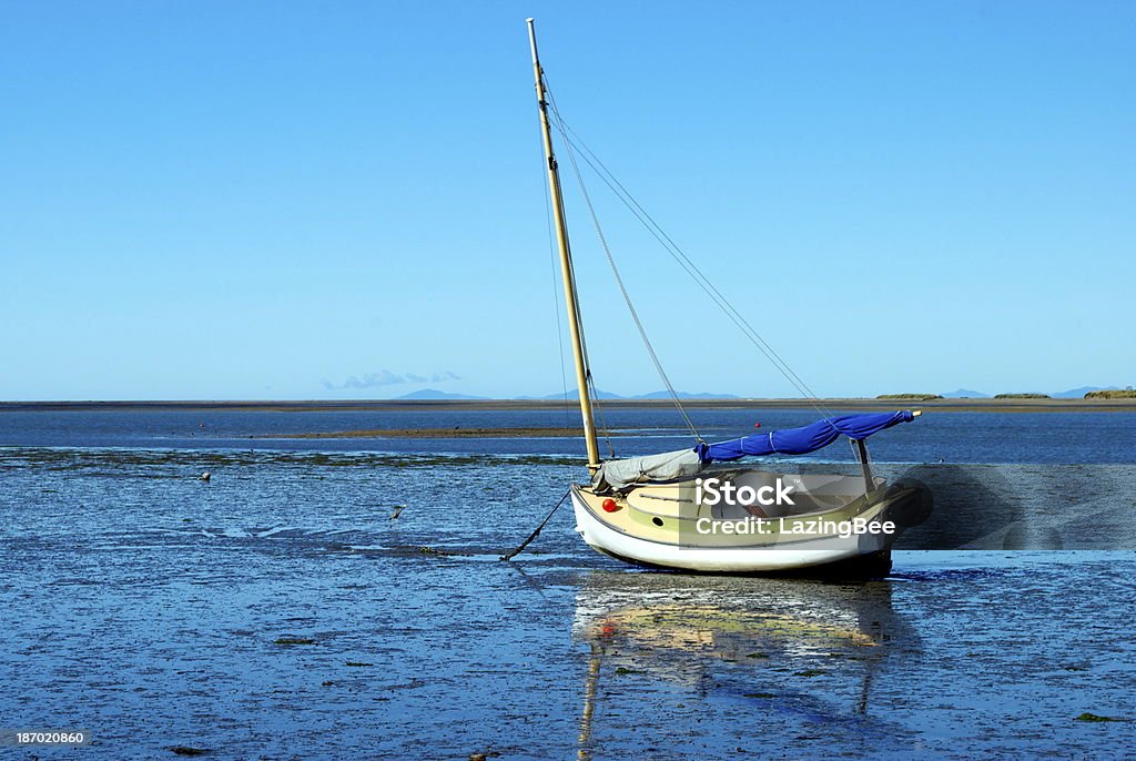 Boatscape e riflessione a lowtide. - Foto stock royalty-free di Ambientazione esterna