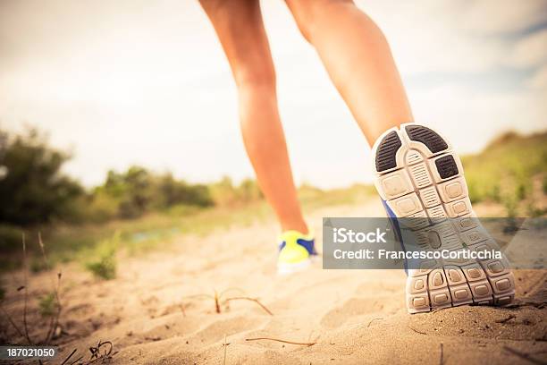 Jogging Scarpe Primo Piano - Fotografie stock e altre immagini di Adulto - Adulto, Allenamento, Ambientazione esterna
