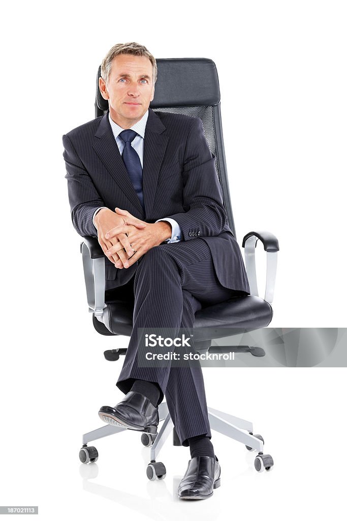 Confiant mature Homme d'affaires, assis sur la chaise de bureau - Photo de 55-59 ans libre de droits