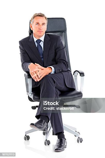 自信マチュアオフィスチェアに座っているビジネスマン - 1人のストックフォトや画像を多数ご用意 - 1人, 55-59歳, 60代