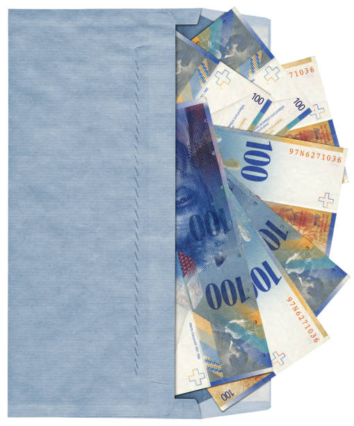 blaue kommerzielle umschlag mit sieben rechnungen 100 schweizer franks - swiss francs swiss currency switzerland finance stock-fotos und bilder