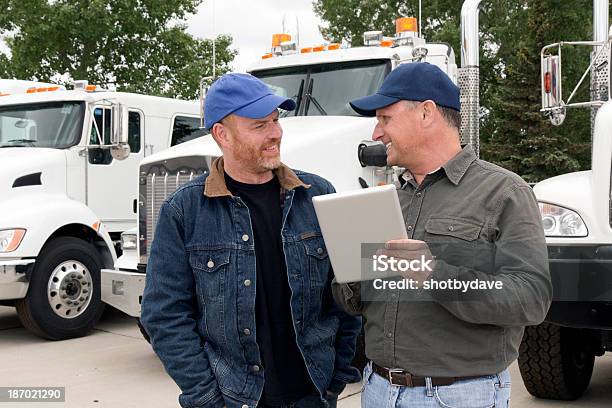 Truckers С Помощью Планшета — стоковые фотографии и другие картинки Водитель грузовика - Водитель грузовика, Встреча, Планшетный компьютер