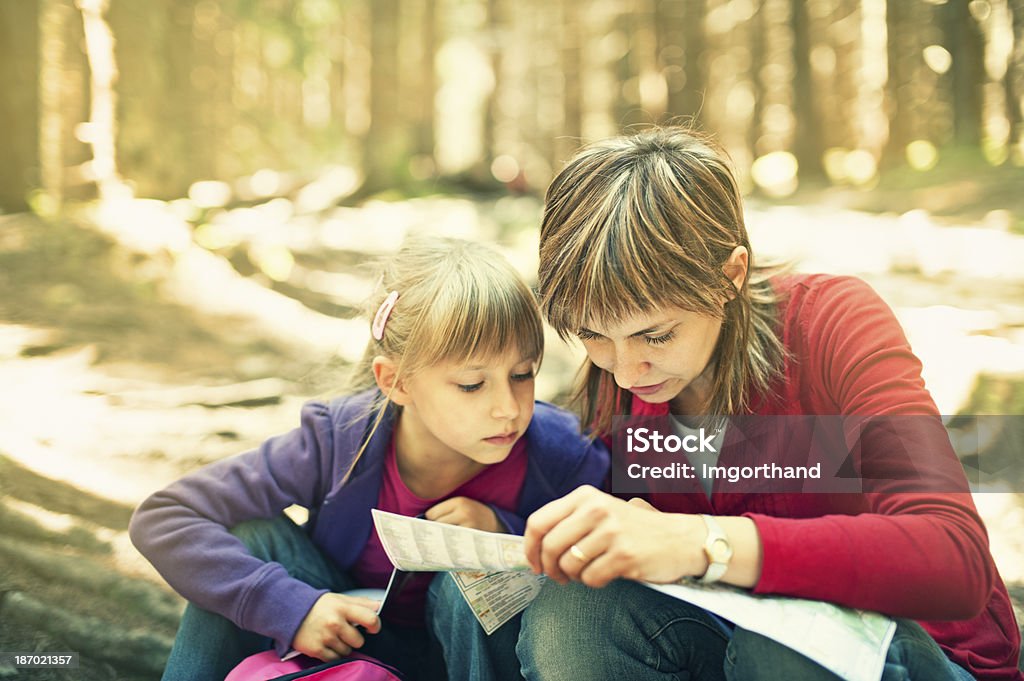 Madre e figlia controllo mappa - Foto stock royalty-free di 6-7 anni