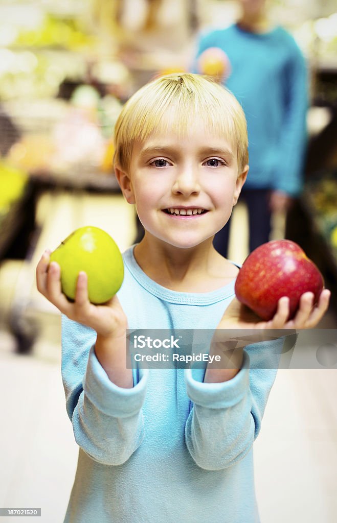 Simpatico felice piccolo ragazza bionda con le mele nel negozio - Foto stock royalty-free di 6-7 anni