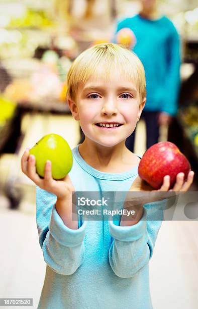 큐트 행복한 어린 너무해 여자아이 사과들 매장 6-7 살에 대한 스톡 사진 및 기타 이미지 - 6-7 살, 가정 생활, 가족