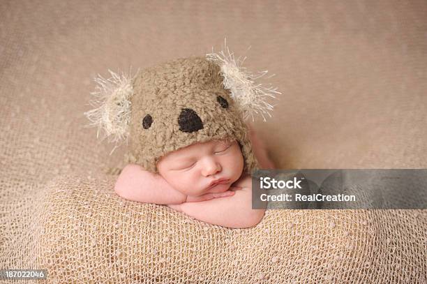 Foto de Menino Dormir Recémnascido Em Um Chapéu De Malha Coala e mais fotos de stock de 0-1 Mês