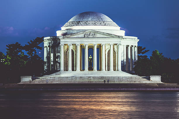 мемориал джефферсона в сумерки в вашингтоне, округ колумбия. - washington dc night jefferson memorial memorial стоковые фото и изображения