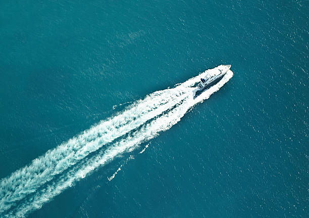 mangiare la sveglia! - recreational boat motorboat speedboat aerial view foto e immagini stock