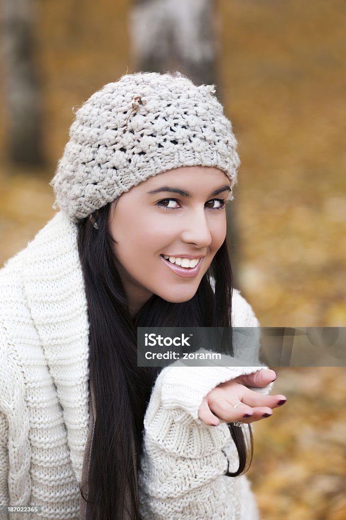 Счастливая женщина в Осенний - Стоковые фото Беззаботный роялти-фри