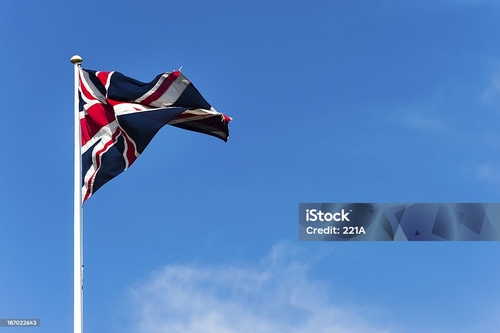 Union Jack volando contra el cielo azul on a windy day - Foto de stock de Aire libre libre de derechos