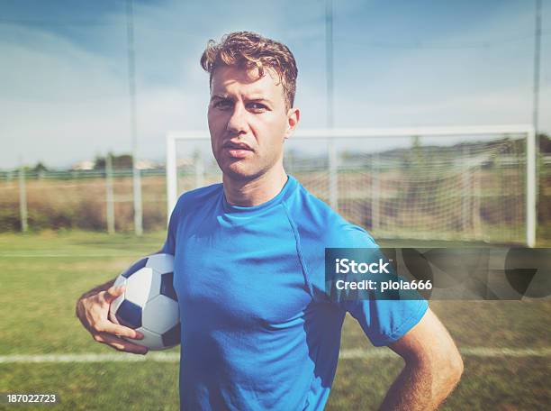 Jogador De Futebol No Campo De Futebol - Fotografias de stock e mais imagens de Adulto - Adulto, Ao Ar Livre, Azul