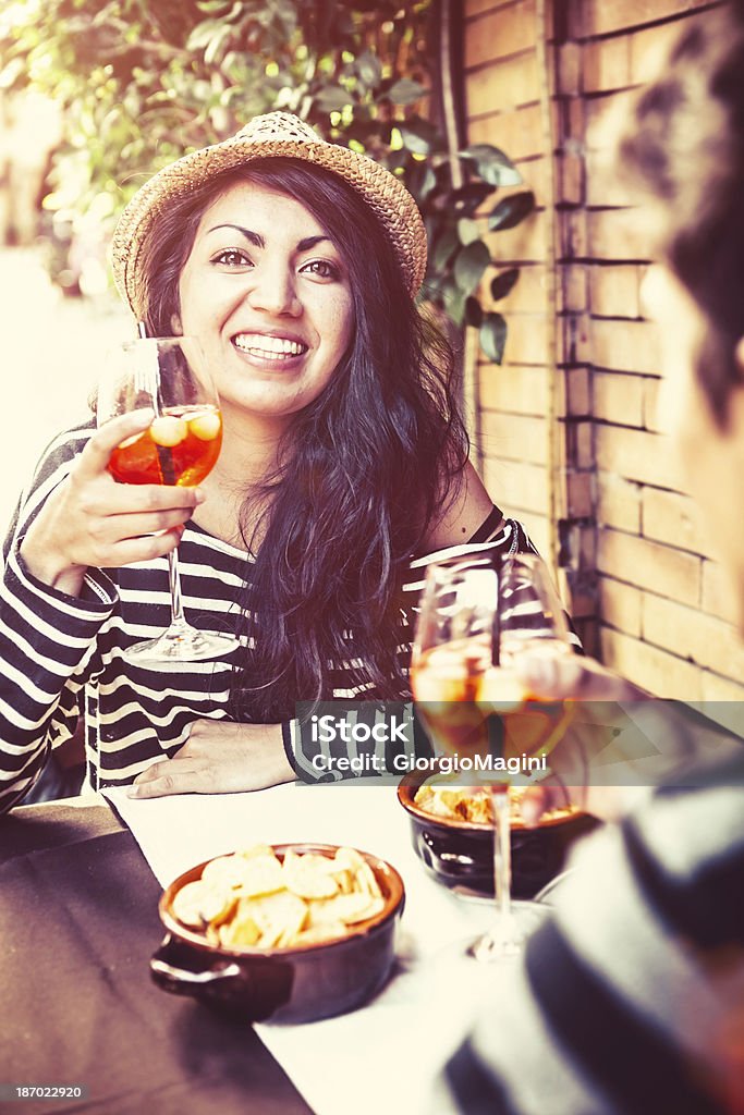 Casal Adolescente divertir-se no café ao ar livre - Royalty-free 18-19 Anos Foto de stock