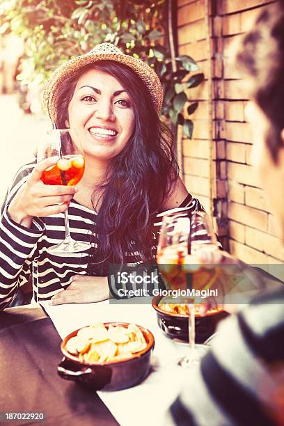 Casal Adolescente Divertirse No Café Ao Ar Livre - Fotografias de stock e mais imagens de 18-19 Anos - 18-19 Anos, 20-29 Anos, Adolescente