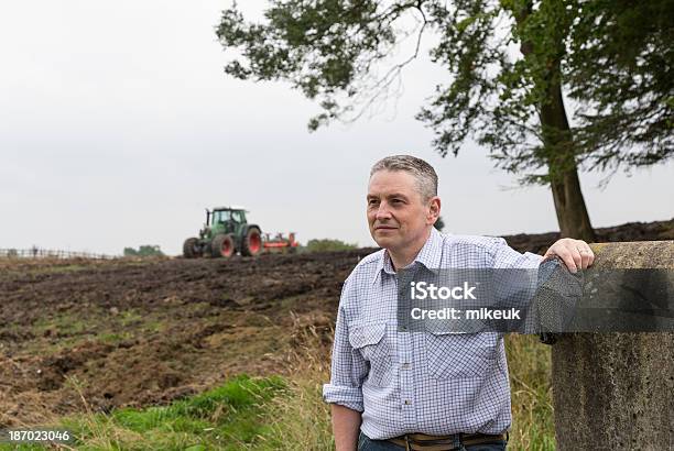 Photo libre de droit de Milieu Âgé Mâle Ouvrier Agricole En Plein Air Dans Le Yorkshire En Angleterre banque d'images et plus d'images libres de droit de Adulte d'âge mûr