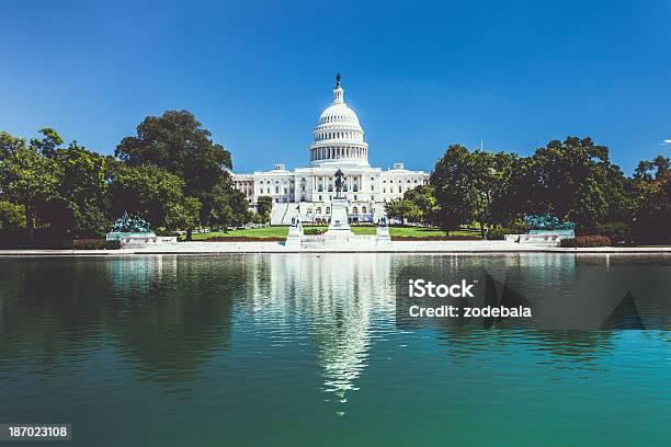 Capitol Hill Building Odbicia W Waszyngtonie Dc - zdjęcia stockowe i więcej obrazów Waszyngton DC - Waszyngton DC, Panorama miasta, Dzień