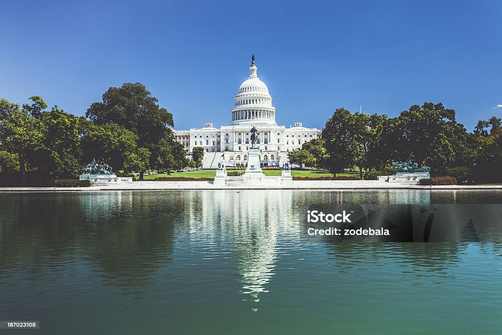 Capitol Hill Building, reflexos em Washington D.C. - Foto de stock de Washington DC royalty-free