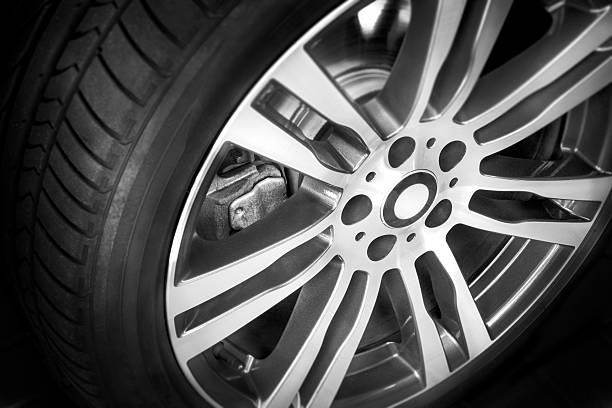 современный легкосплавный диск колеса с семью поверхность на черный - wheel alloy alloy wheel tire стоковые фото и изображения