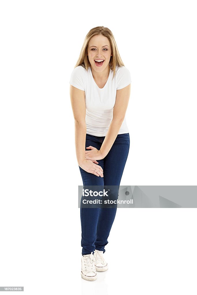 Graziosa giovane ragazza ridendo su sfondo bianco - Foto stock royalty-free di 18-19 anni