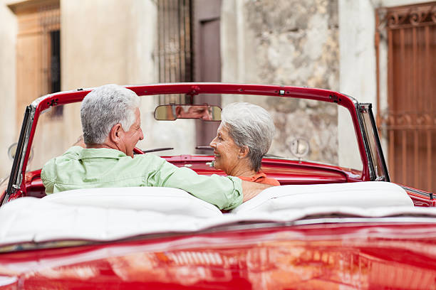 romatic senior par conducir en cuba - collectors car mature men transportation lifestyles fotografías e imágenes de stock