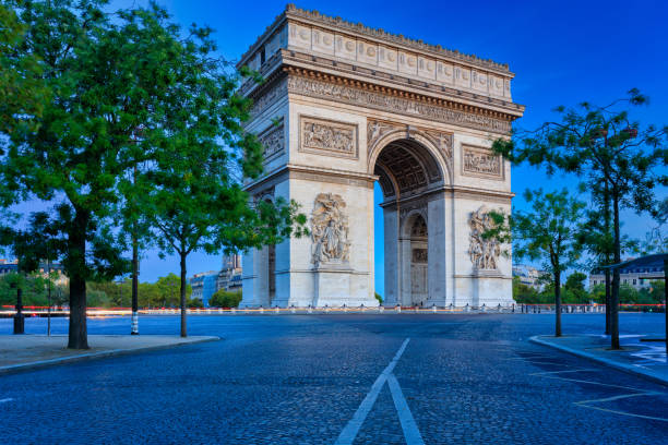 триумфальная арка в центре площади шарля де голля в париже. франция - paris france night charles de gaulle arc de triomphe стоковые фото и изображения
