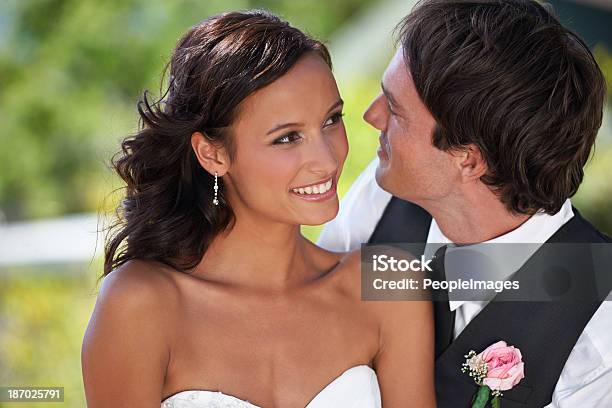 Foto de Aprecie Sua Bela Noiva e mais fotos de stock de Etnia caucasiana - Etnia caucasiana, Noiva, Noivo - Papel em Casamento