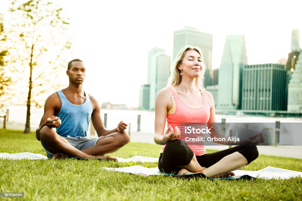 カップルでの瞑想ニューヨーク - 20代のロイヤリティフリーストックフォト