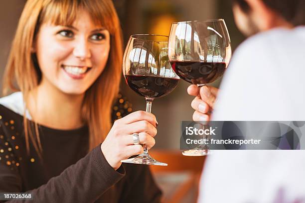 Felicidade Casal Rir No Restaurante - Fotografias de stock e mais imagens de 20-29 Anos - 20-29 Anos, Adulto, Amizade