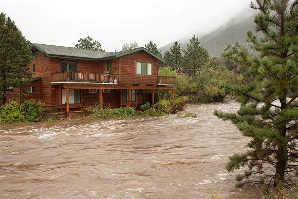 home überschwemmungen estes park, colorado - big thompson river stock-fotos und bilder