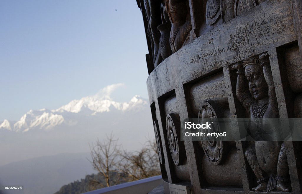 Montanhas do Himalaia estão por perto de monges esculturas de Darjeeling, Índia - Foto de stock de Agricultura royalty-free