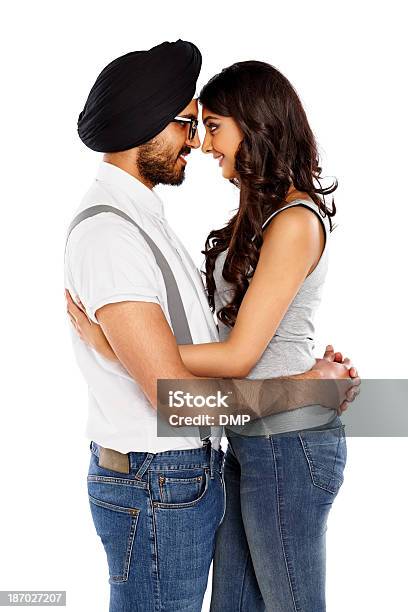 Photo libre de droit de Jeune Loving Couple Embrassant Indien banque d'images et plus d'images libres de droit de 20-24 ans - 20-24 ans, A la mode, Adulte