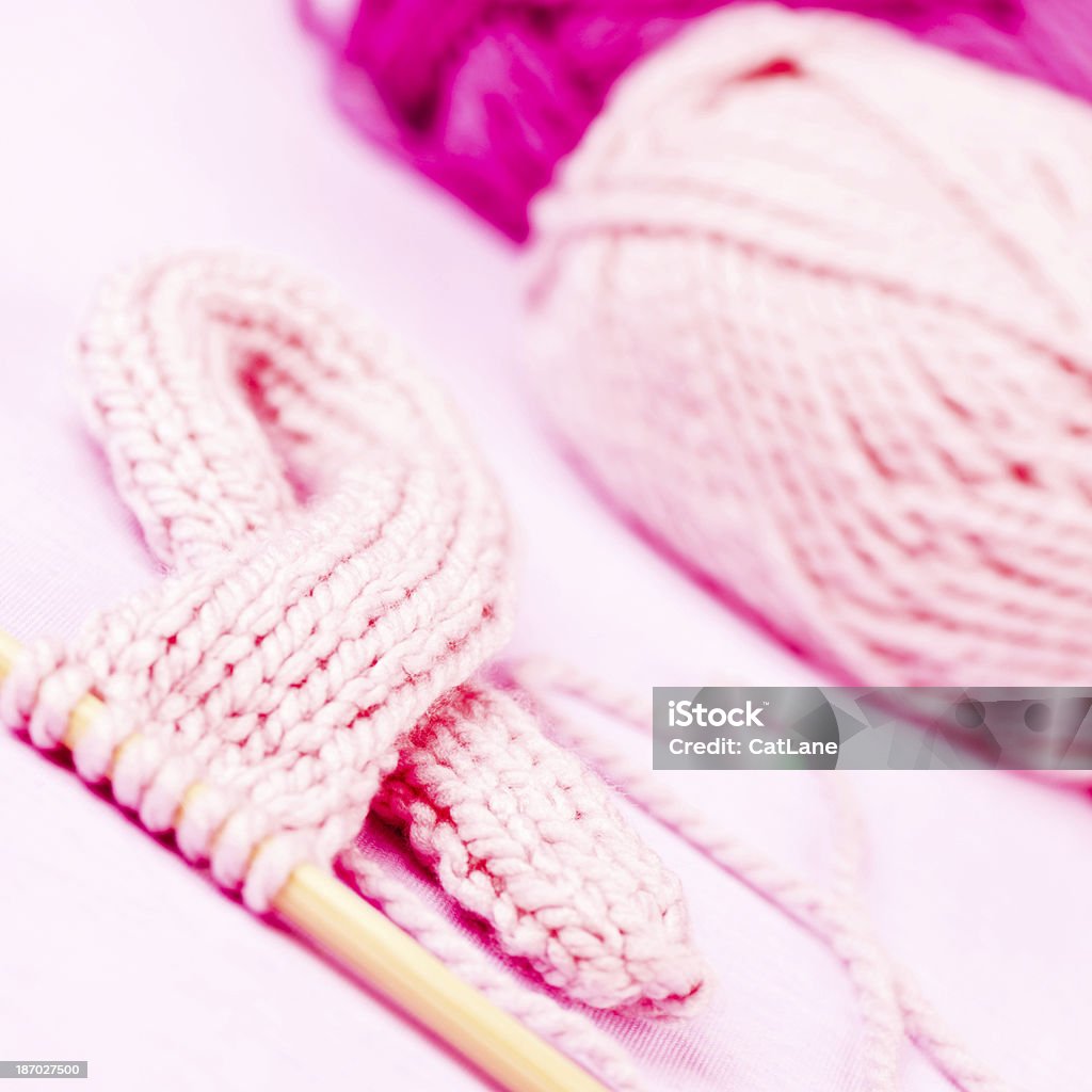 Maglia per una cura-Breast Cancer Awareness - Foto stock royalty-free di A maglia