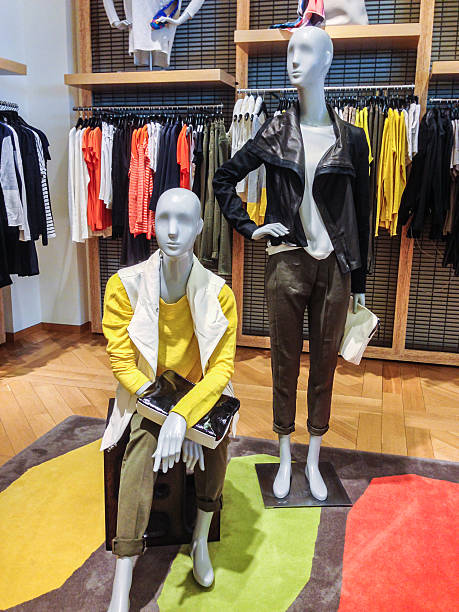 マネキンにファッションストア - boutique mobilestock mannequin fashion ストックフォトと画像