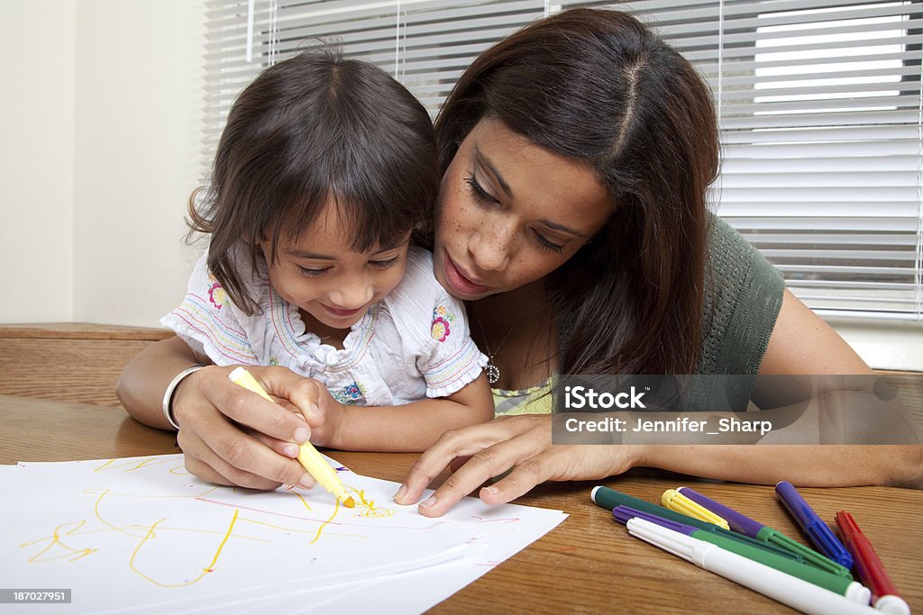 Madre e figlia colorazione - Foto stock royalty-free di 25-29 anni