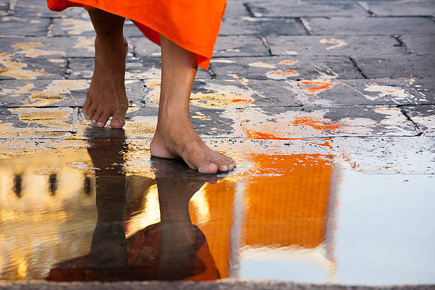 тайский буддийский монах ходьба босиком на милостыня раунда. - bangkok thailand thai culture monk стоковые фото и изображения