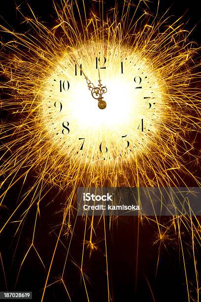 반짝이는 시계 카운트다운자정 12월 31일에 대한 스톡 사진 및 기타 이미지 - 12월 31일, 2014년, 개념