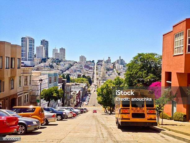 Foto de San Francisco e mais fotos de stock de São Francisco - Califórnia - São Francisco - Califórnia, Ônibus Escolar, Estacionamento de carros