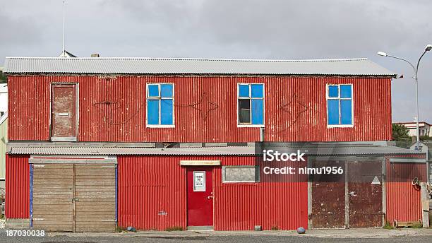 Tradizionale Casa In Islanda - Fotografie stock e altre immagini di Ambientazione esterna - Ambientazione esterna, Architettura, Casa