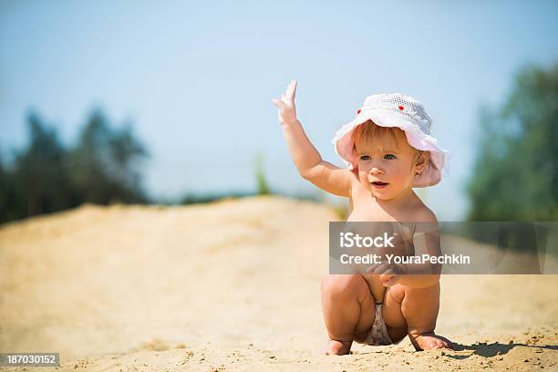 Bebé Juegue En La Arena Foto de stock y más banco de imágenes de 12-17 meses - 12-17 meses, 6-11 meses, Actividad