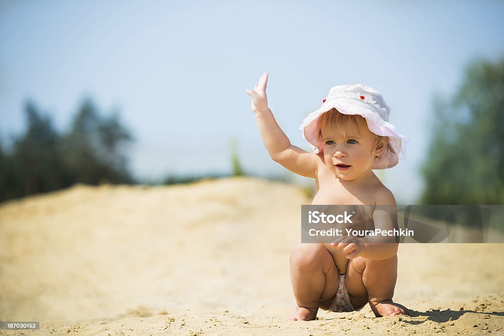 Ребенок играть на песок - Стоковые фото 12-17 месяцев роялти-фри