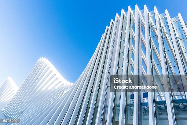 Abstracto Blanco Arquitectura Edificio Sobre Cielo Azul Foto de stock y más banco de imágenes de Curva - Forma