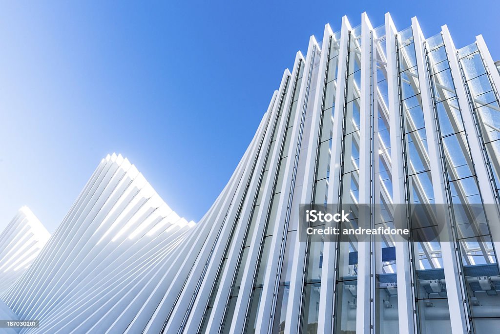 Abstrato arquitetura do edifício branco em céu azul límpido - Foto de stock de Curva - Forma royalty-free