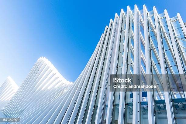 Foto de Abstrato Arquitetura Do Edifício Branco Em Céu Azul Límpido e mais fotos de stock de Curva - Forma