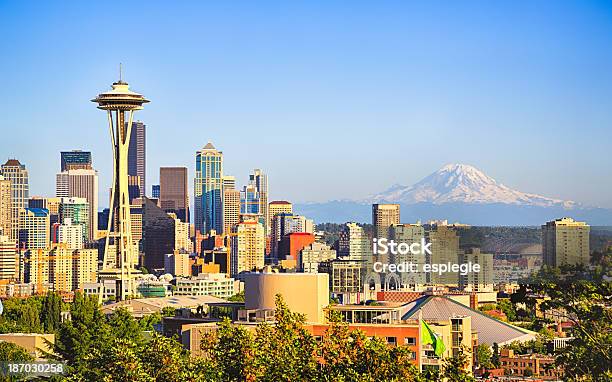 Seattle Y Del Monte Rainier Foto de stock y más banco de imágenes de Seattle - Seattle, Panorama urbano, Aguja espacial