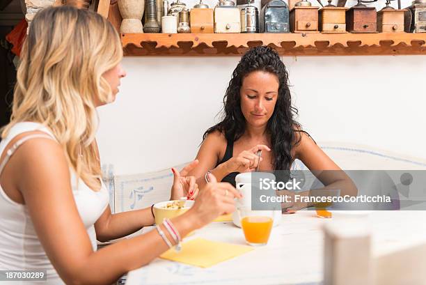 Zwei Frau Mit Frühstück Stockfoto und mehr Bilder von Betrachtung - Betrachtung, Eleganz, Entspannung