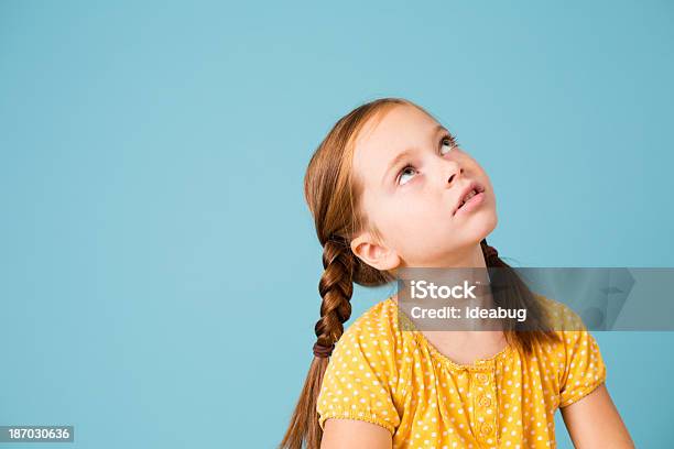 Bambina Carina Con Treccia Rosso Con Spazio Di Copia - Fotografie stock e altre immagini di Bambine femmine