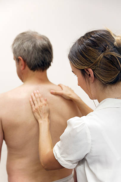 물리 치료사 시리즈: 이 취소 - physical therapy medical exam shoulder comparison 뉴스 사진 이미지