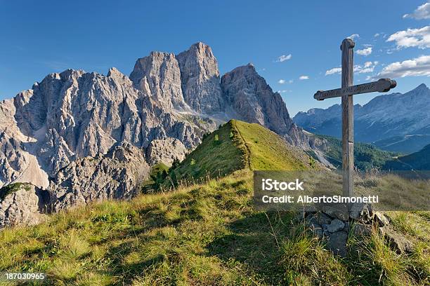 Col De La Puina Foto de stock y más banco de imágenes de Aire libre - Aire libre, Aislado, Alpes Dolomíticos