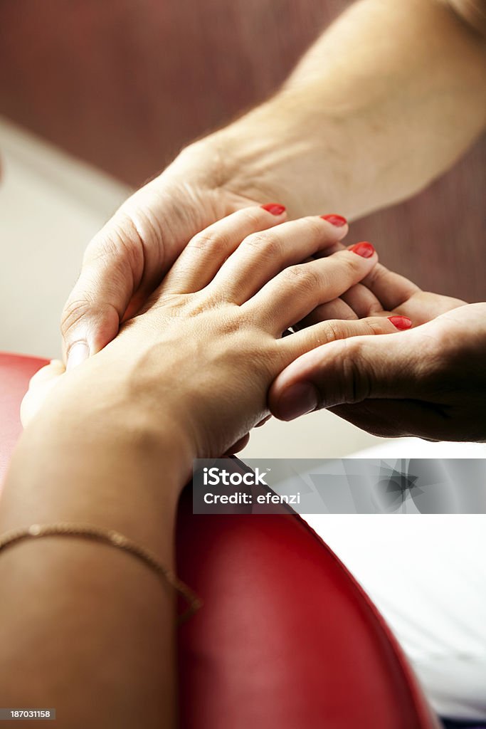 Masaje de mano - Foto de stock de 20 a 29 años libre de derechos